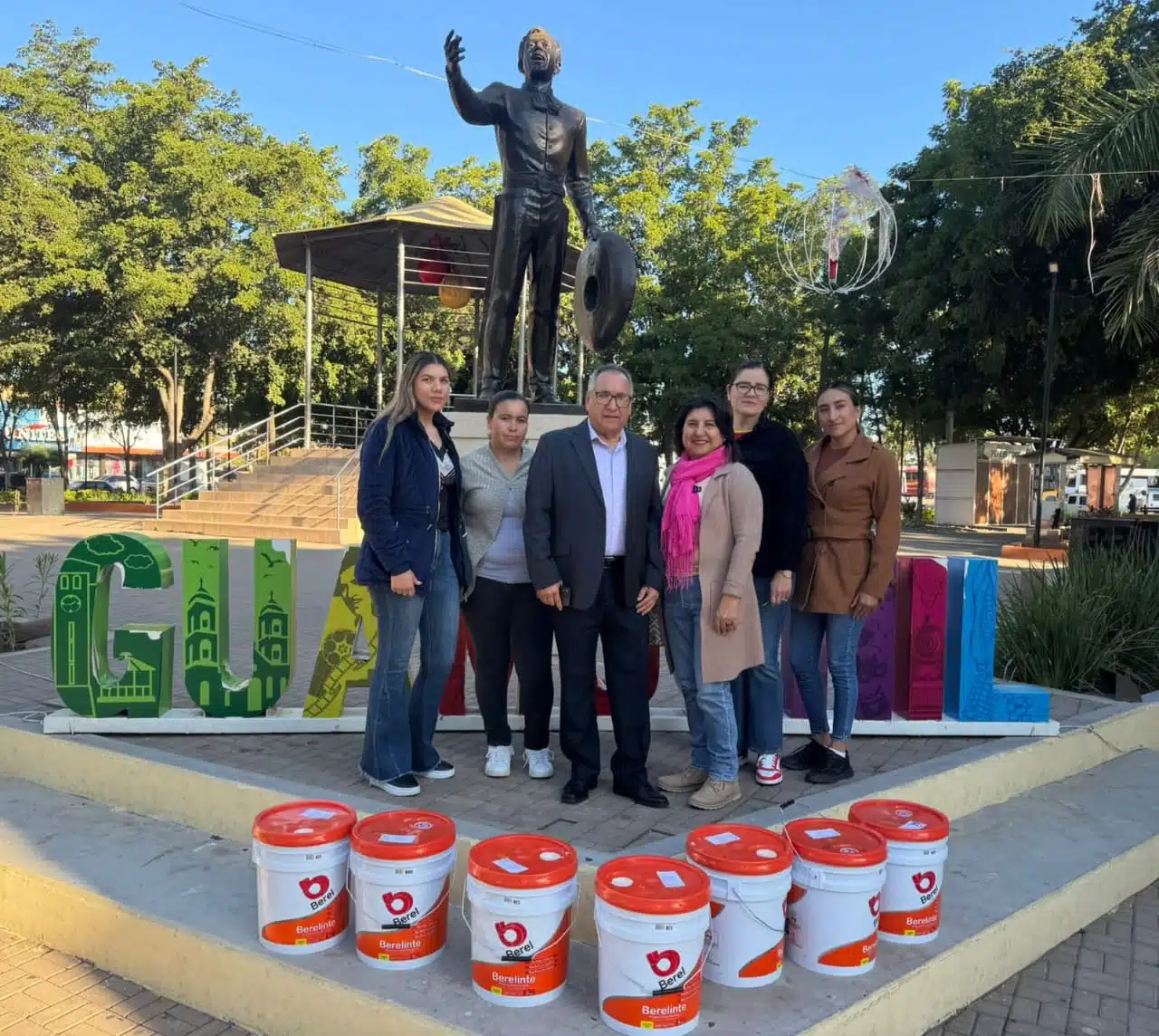 Diputado Ambrocio Chávez con la entrega de pintura para la Telesecundaria No. 132 de Cruz Blanca, Guamúchil.