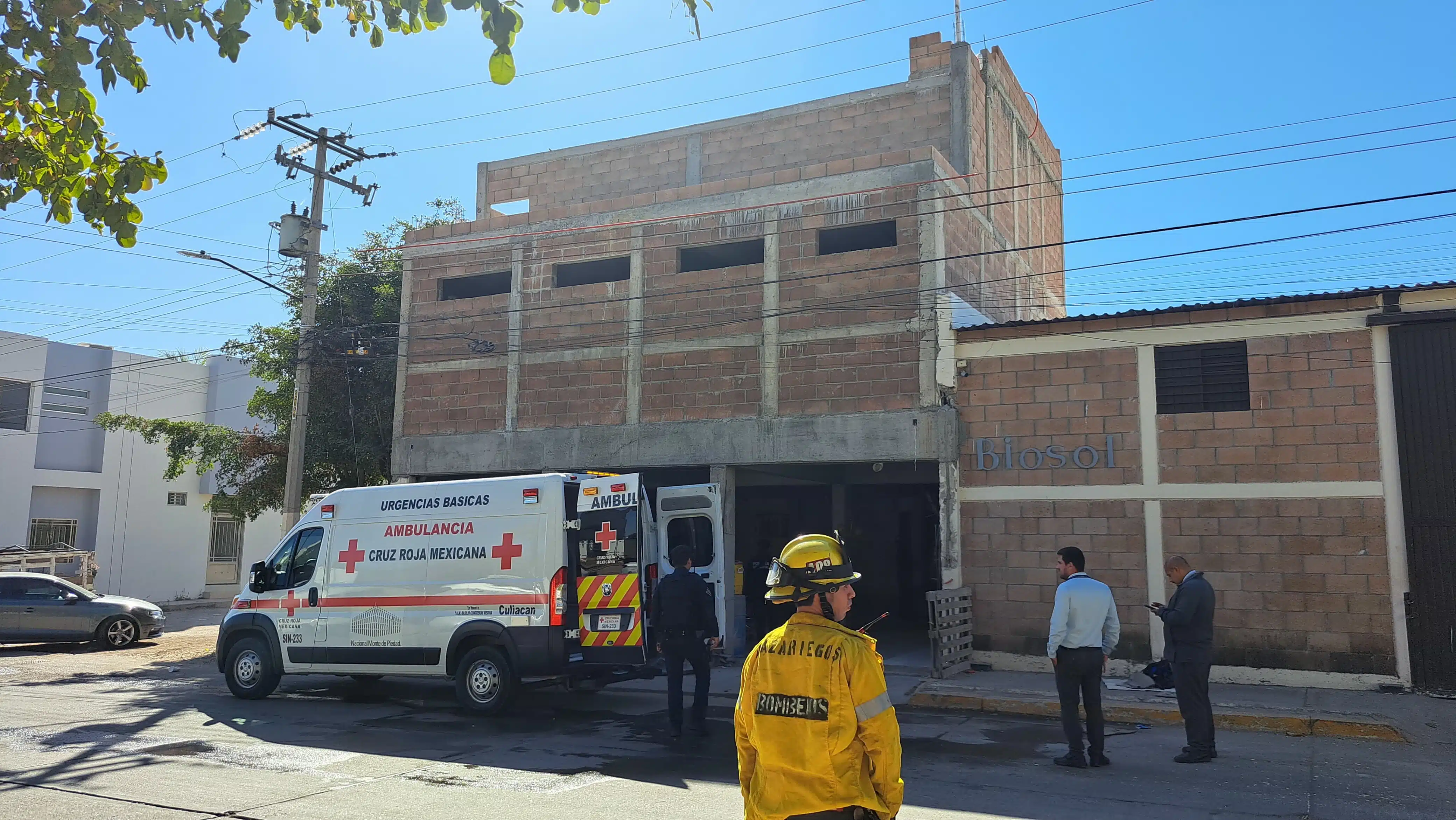 Ambulancia Cruz Roja Obra en Construcción Accidente descarga eléctrica Culiacán