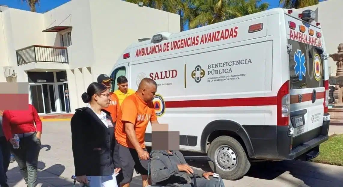 Una ambulancia lleva a una persona hacia un hospital para una atención médica especializada