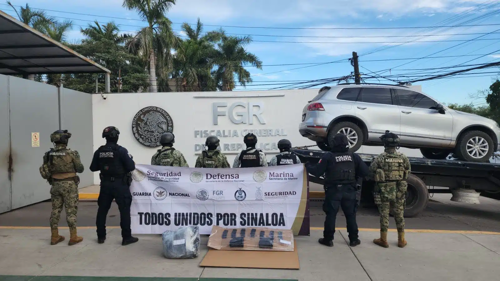 Armas, chalecos, ponchallantas, aseguran blindado en Culiacán