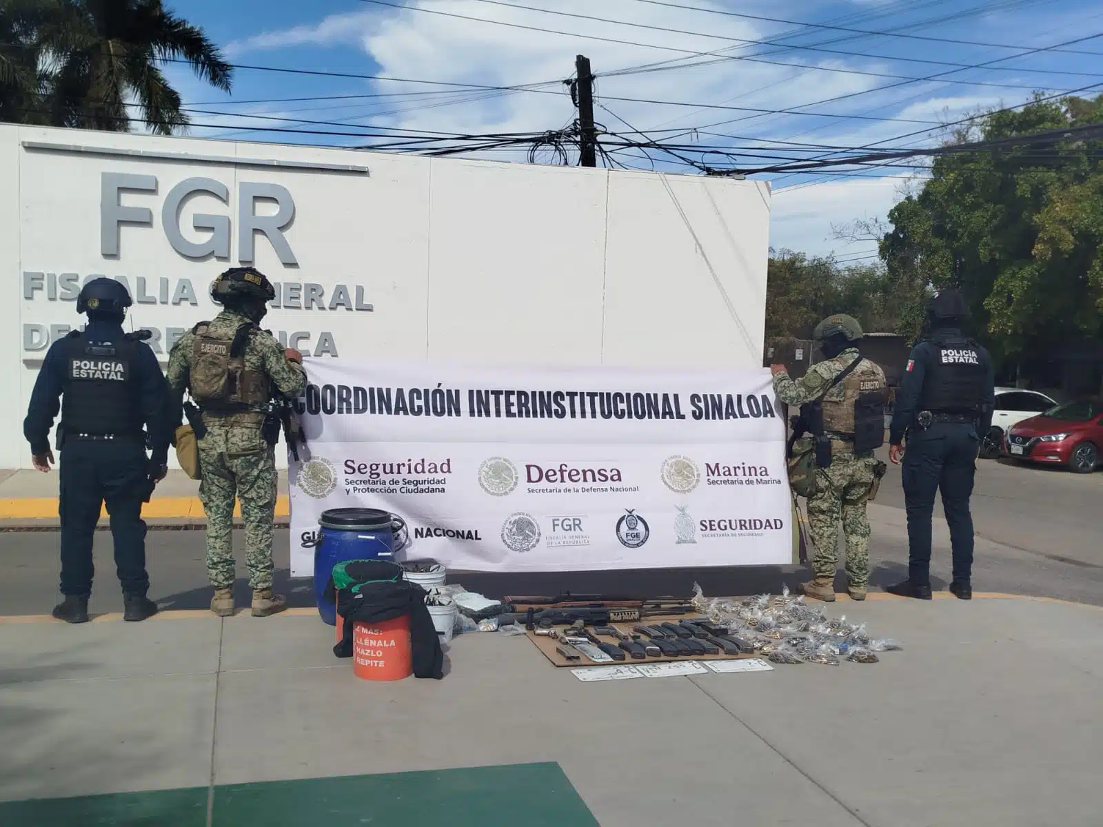 Autoridades con el aseguramiento obtenido en el poblado de Las Moras, Culiacán.