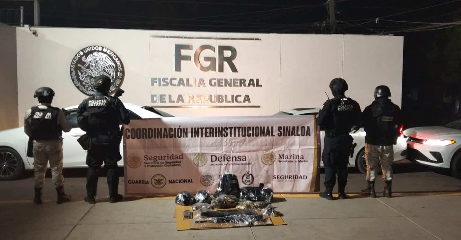 Autoridades de las tres ordenes de gobierno con el material asegurado en el fraccionamiento Villa Bonita, Culiacán.