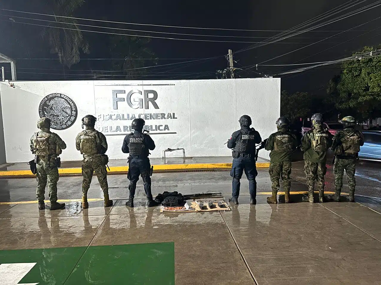 Autoridades con los objetos asegurados en la colonia San Fermín, Culiacán.