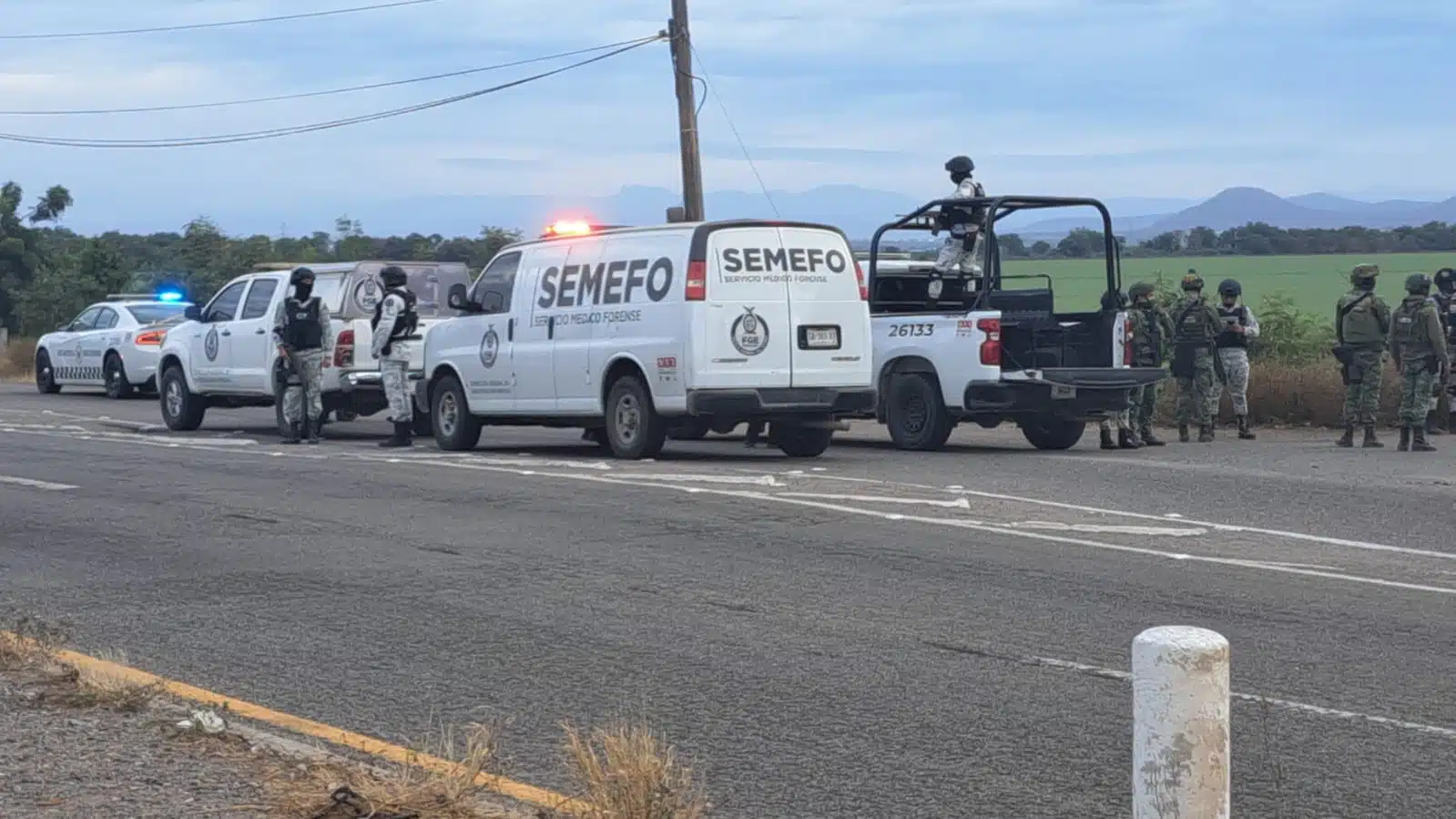 Autoridades y Semefo en el lugar donde fue hallado el hombre asesinado.