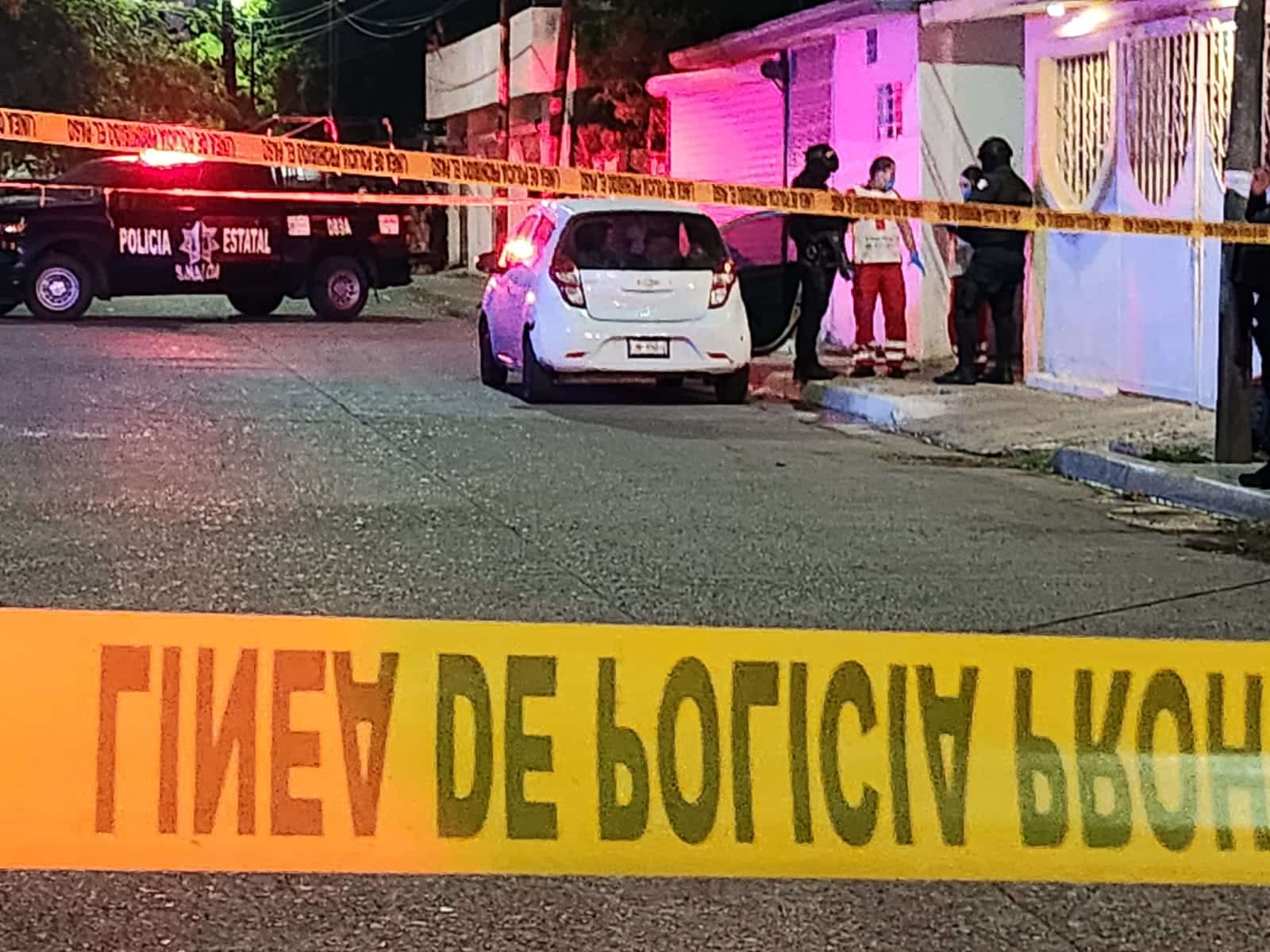 Zona acordonada donde se encuentra el vehículo en el que fue hallado el hombre asesinado.