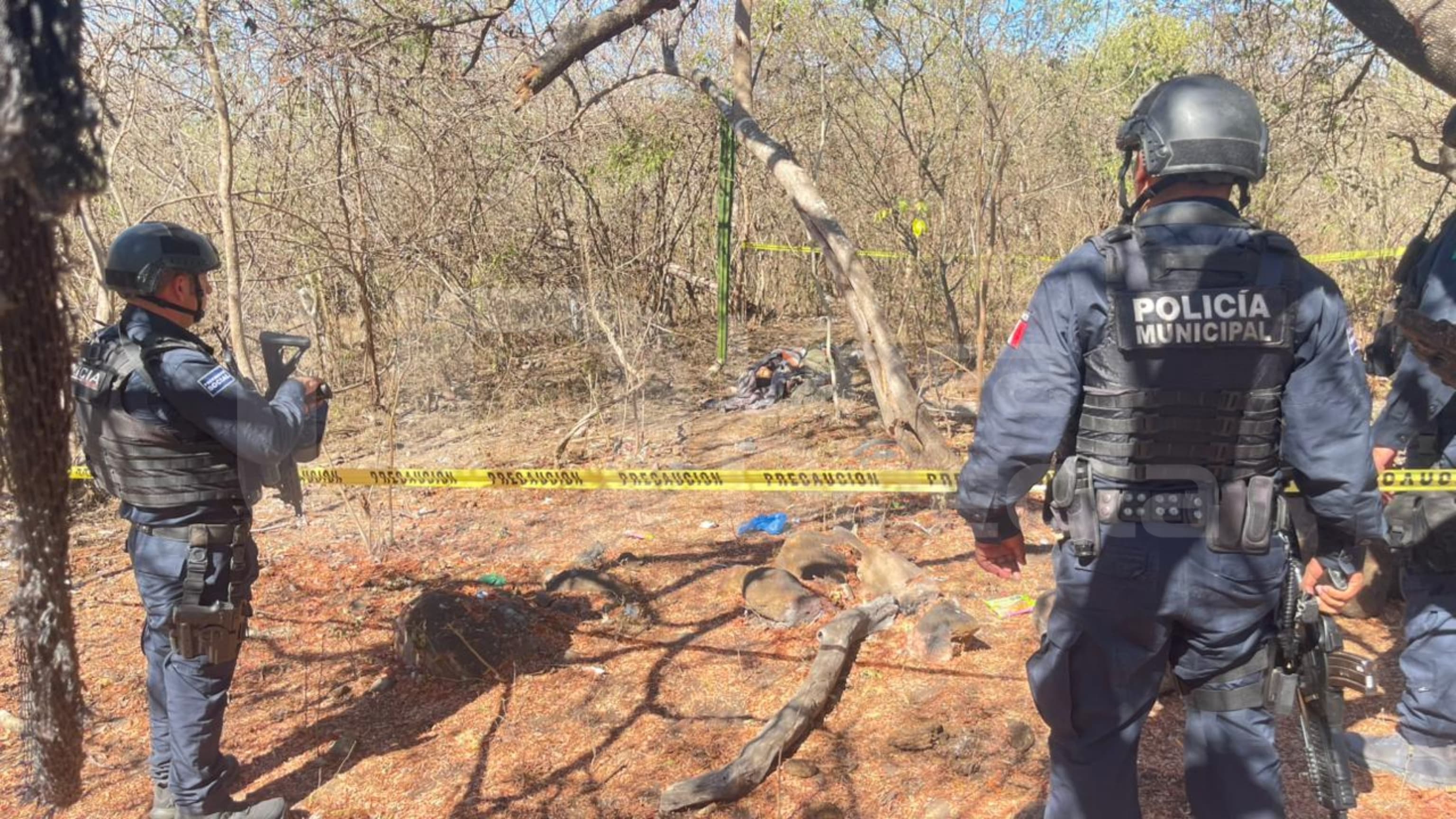 Elementos de la Policía Municipal acordona el lugar donde se reportó el hallazgo de dos cuerpos en la comunidad de San Marcos de Otatitán