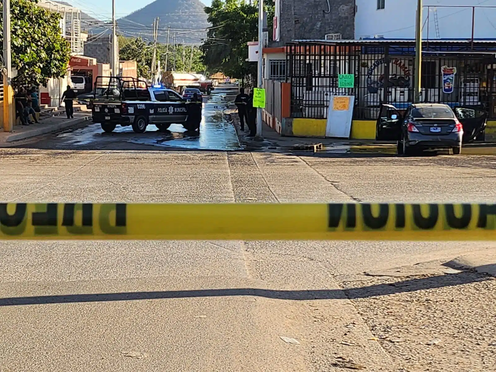 Zona acordonada en donde ocurrió en ataque a balazos de carro a carro en Los Huizaches.