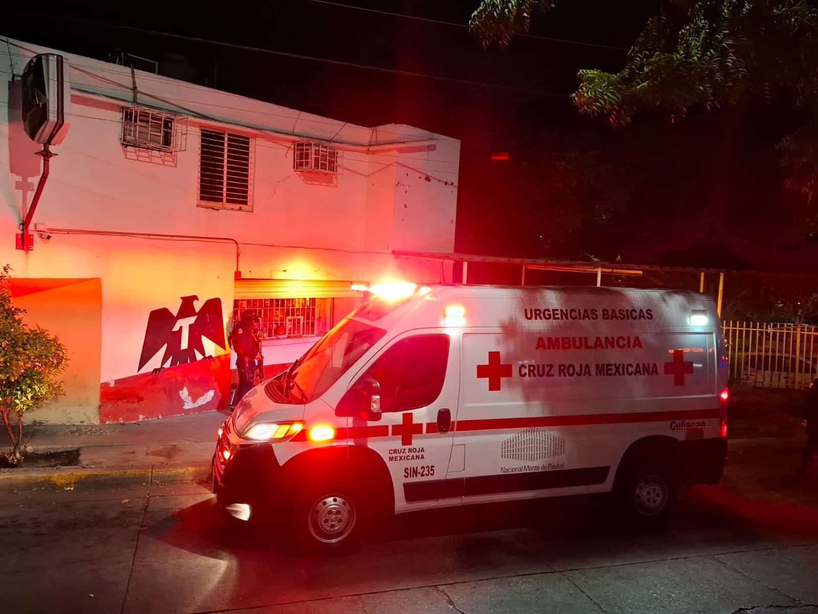 Ambulancia de la Cruz Roja afuera del expendio cervecero en el que ocurrió el asesinato.