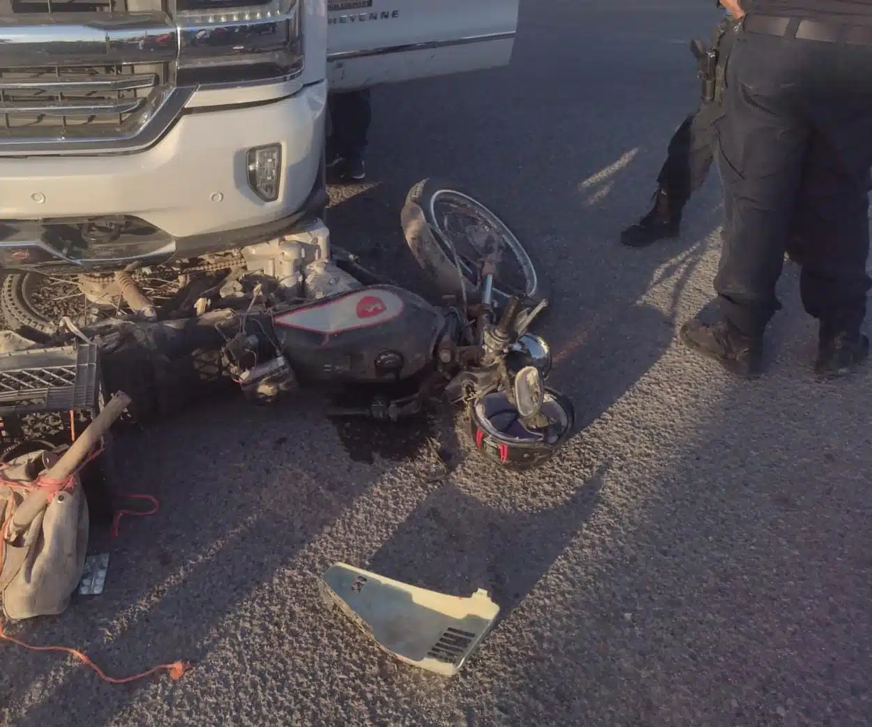 Motocicleta en la que viajaba el hombre que resultó lesionado.