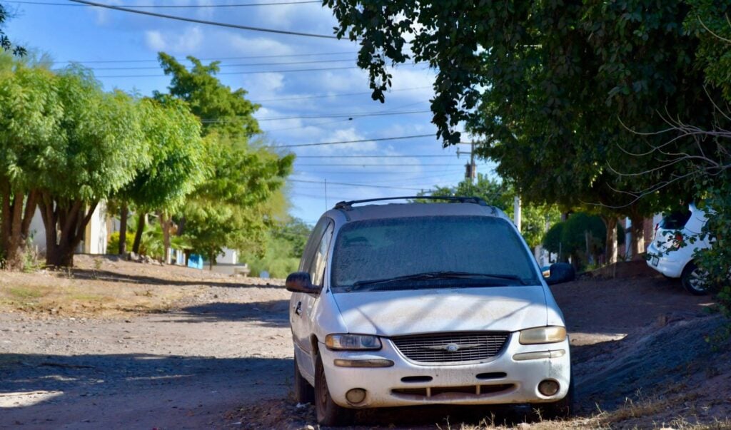 Auto abandonado en un baldío de Salvador Alvarado