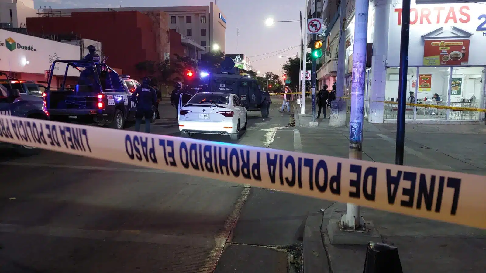 La Policía Estatal Preventiva resguarda con cinta amarilla calles del centro de Culiacán tras el reporte de un auto con balazos abandonado