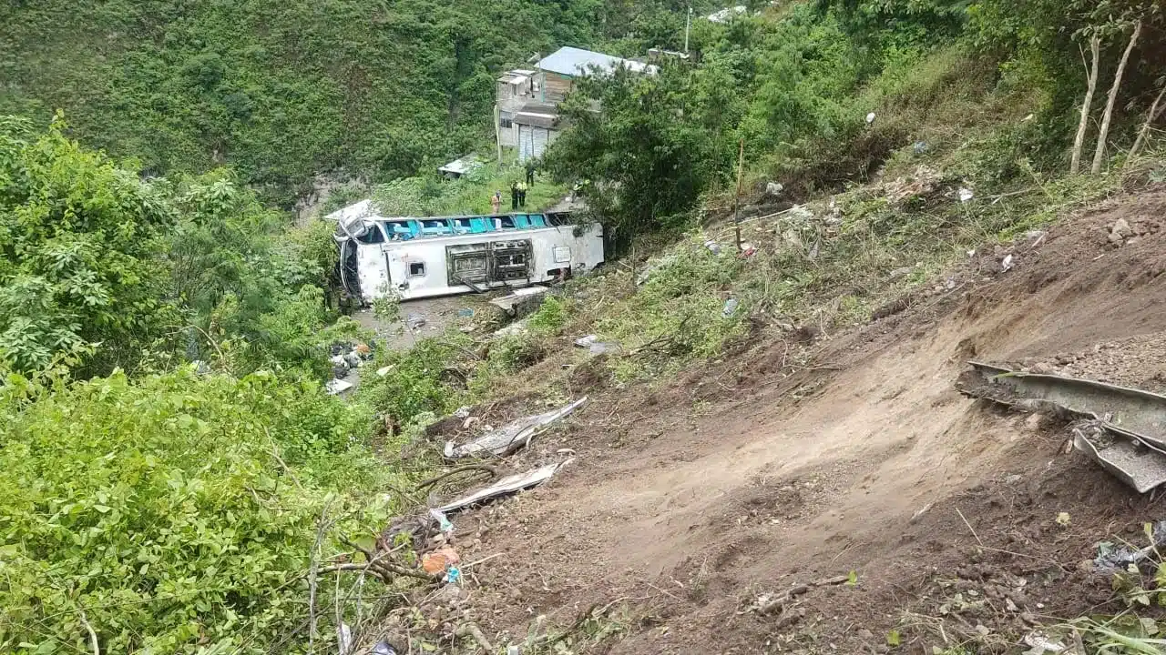 Autobús cae a precipicio en Colombia