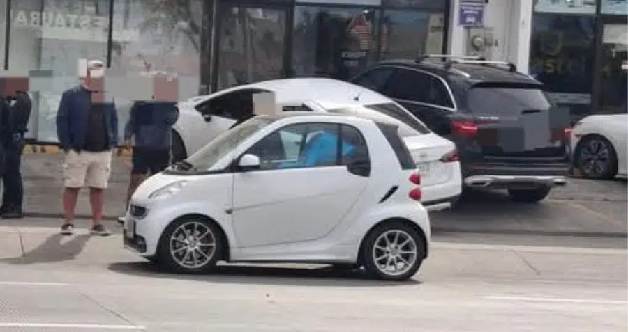 Auto estacionado en una avenida de Mazatlán