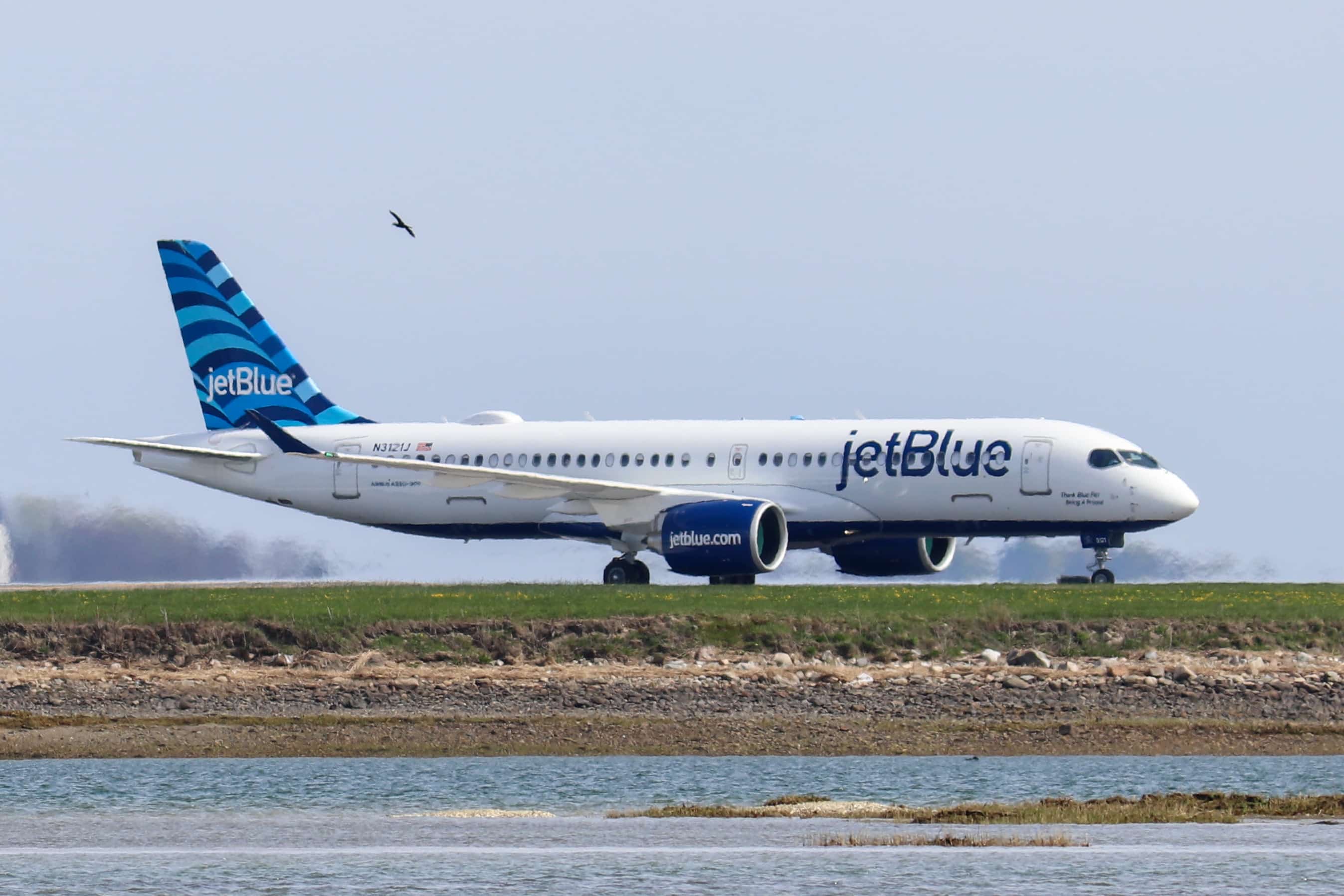 Pasajero abre puerta de un avión de JetBlue justo antes de despegar de Boston, EU