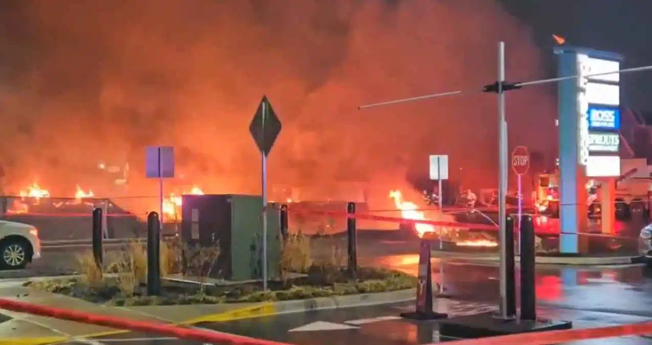 Avión se estrella en Filadelfia, provoca incendio y cobra varias vidas