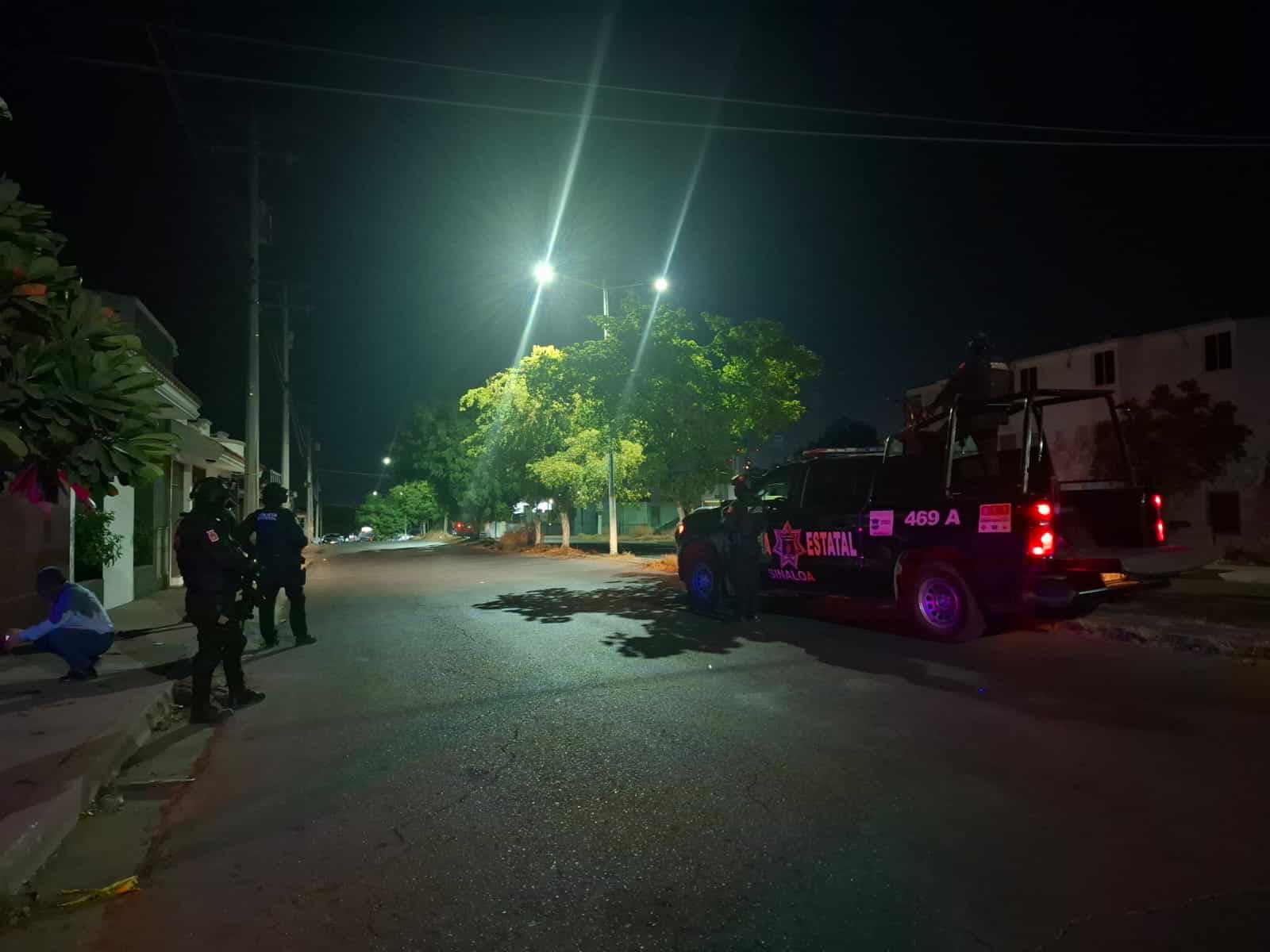 Policía Estatal resguardando el área en el fraccionamiento Fovissste Diamante, al norte de Culiacán.