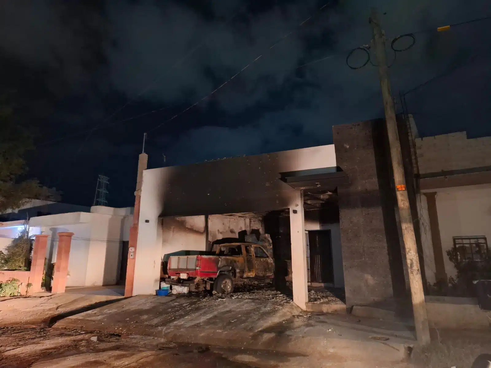 Balean e incendian casa y camioneta Culiacán