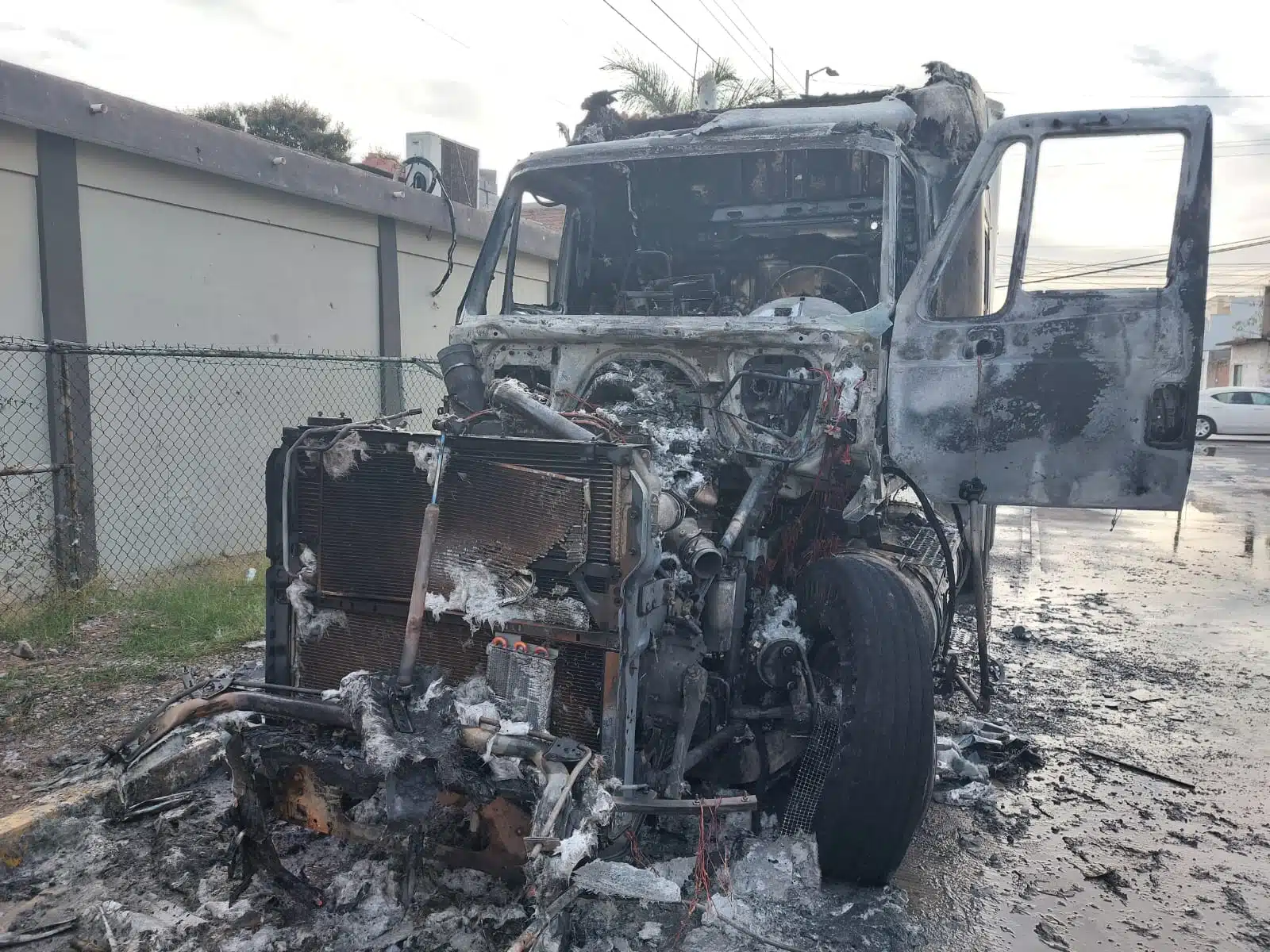 Balean y prenden fuego a tráiler en popular sector de Mazatlán