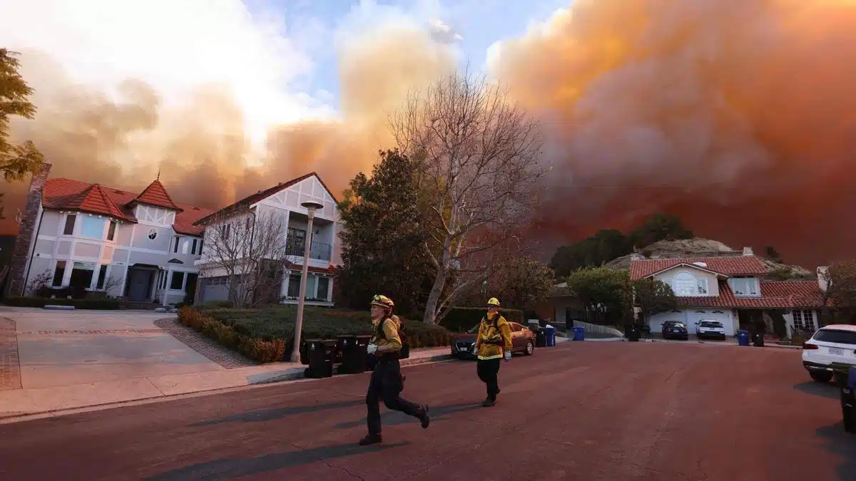 Ben Affleck evacúa su mansión ante devastadores incendios en California