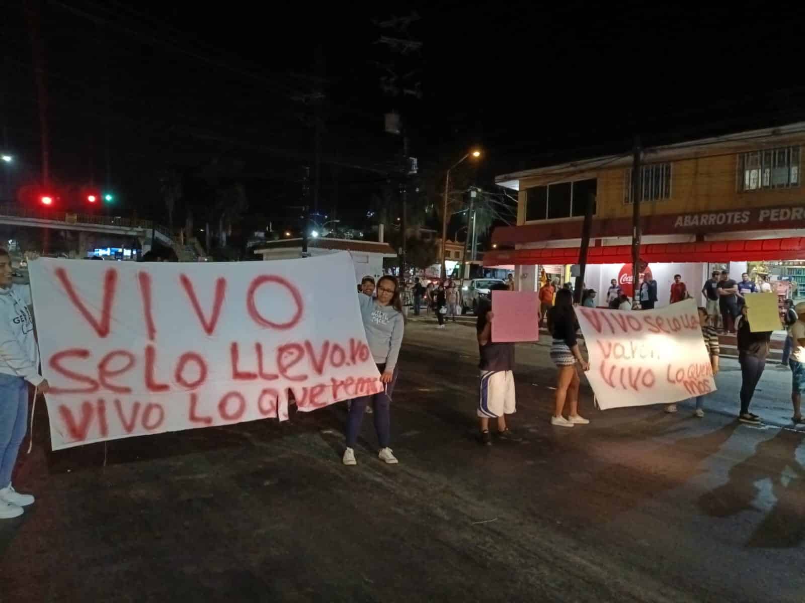 Familiares y amigos de Álvaro Andrés bloquearon un carril de la carretera México 15 exigiendo su liberación