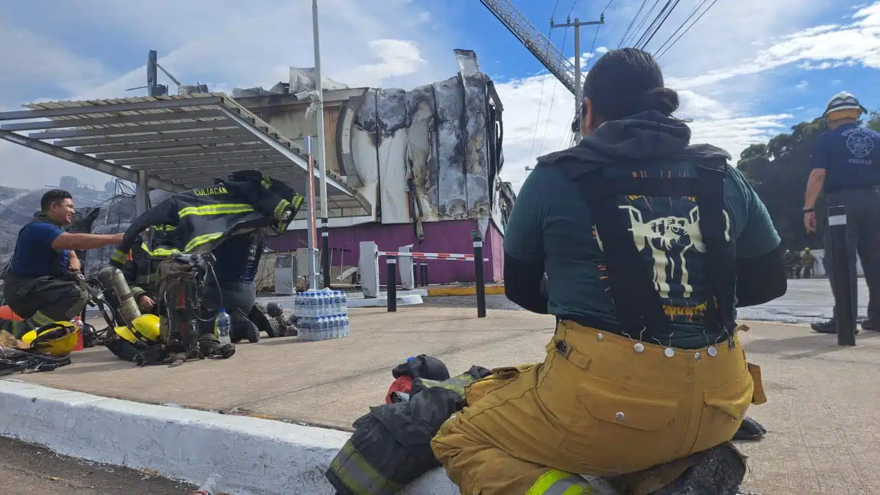 Bombera que combatió incendio en Plaza Cinépolis en Culiacán