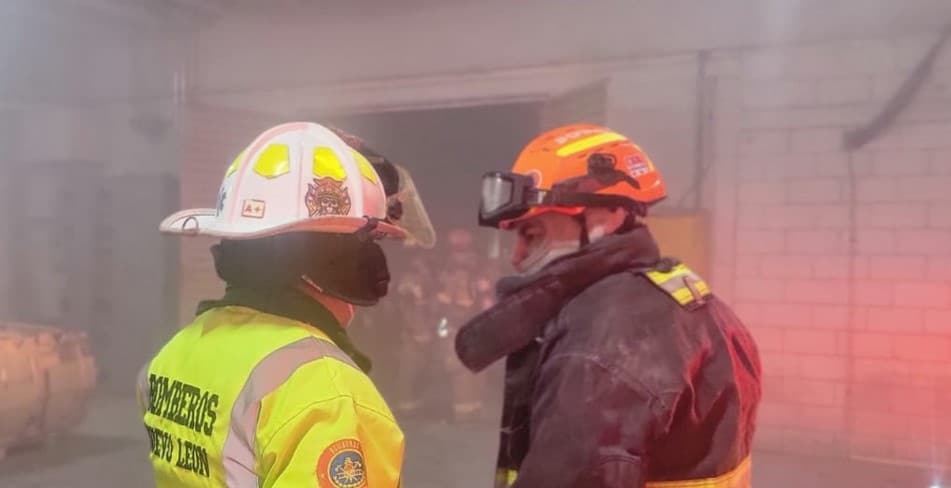 VIDEO: Incendio en plaza comercial de Monterrey provoca la evacuación de mil 200 personas