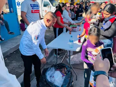 Bomberos repartieron rebanadas de Rosca de Reyes y regalos a niños de la sindicatura de Villa Unión