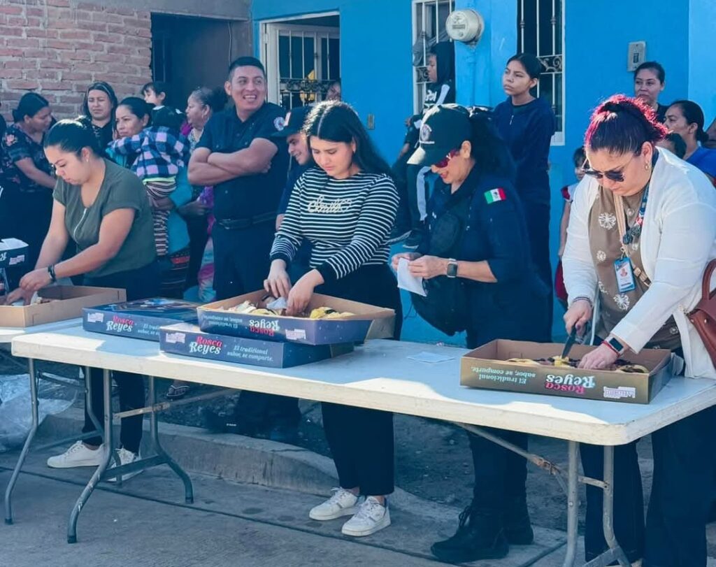 Bomberos repartieron rebanadas de Rosca de Reyes y regalos a niños de la sindicatura de Villa Unión