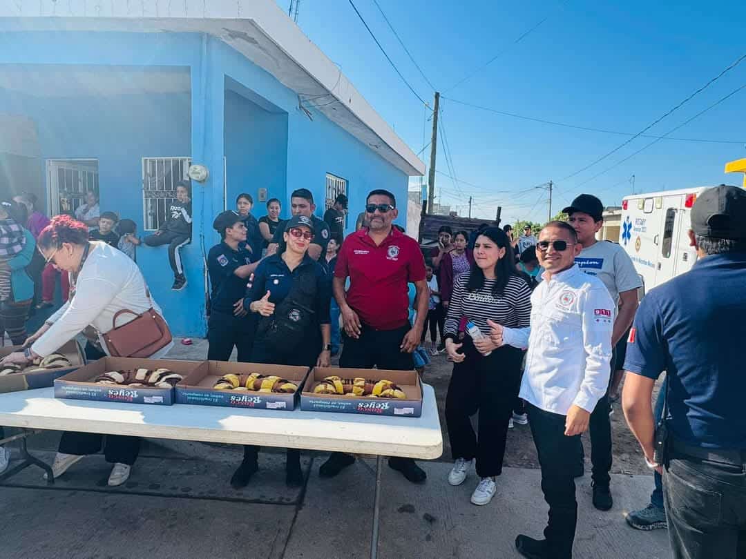 Bomberos repartieron rebanadas de Rosca de Reyes y regalos a niños de la sindicatura de Villa Unión