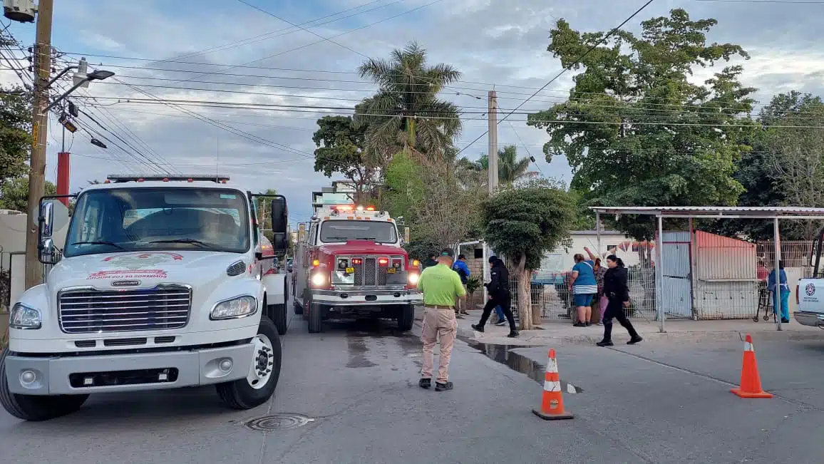 Bomberos de Los Mochis afuera de un domicilio