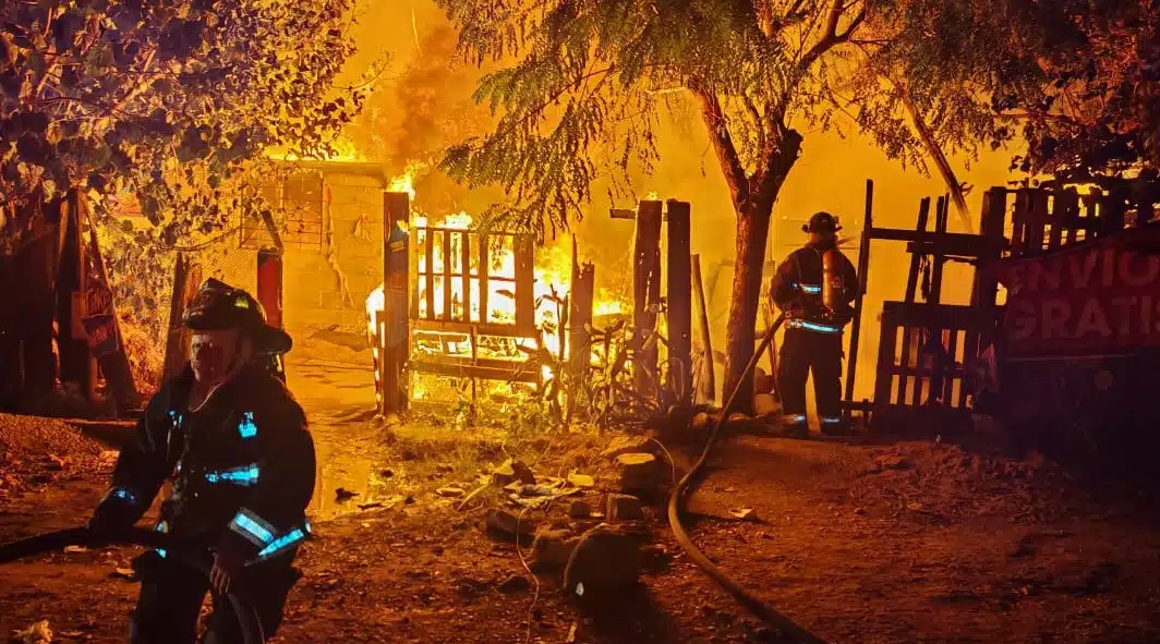 Bomberos de Mazatlán intentan apagar las llamas de dos casas