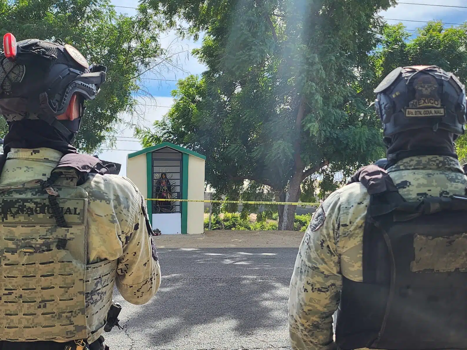 Elementos de la Guardia Nacional resguardando el perímetro en donde fue hallado el cuerpo sin vida.