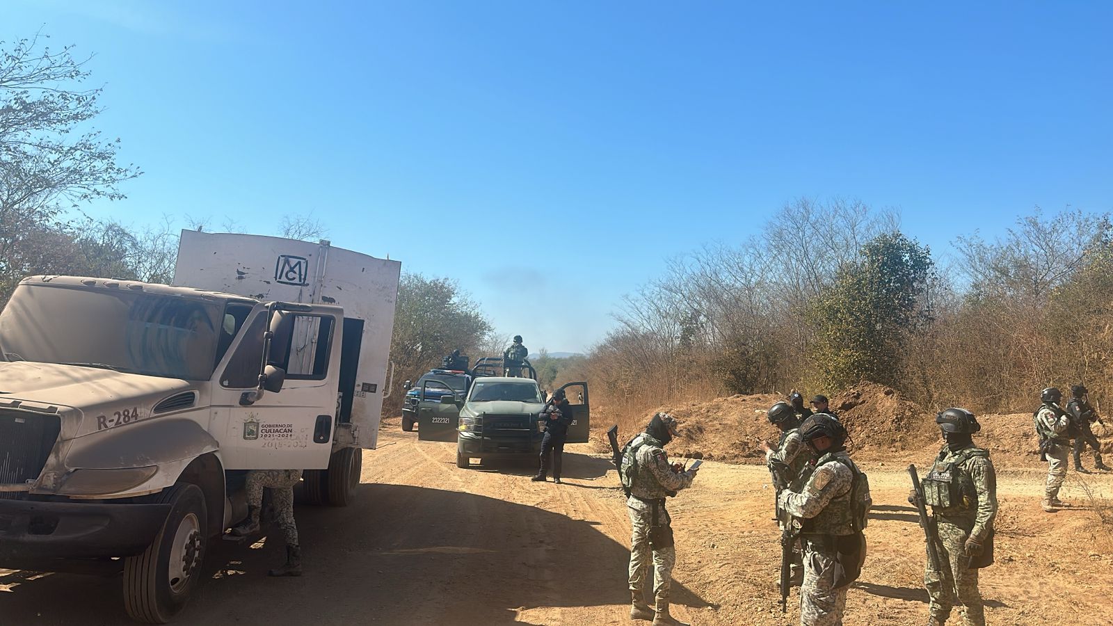 Militares y policías estatales asegurando los camiones recolectores de basura que fueron sustraídos.