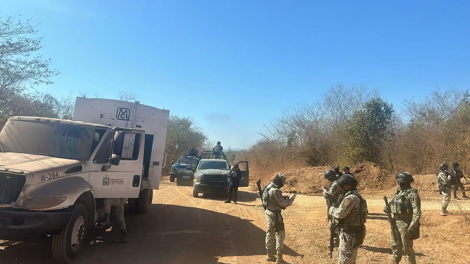 Militares y policías estatales asegurando los camiones recolectores de basura que fueron sustraídos.