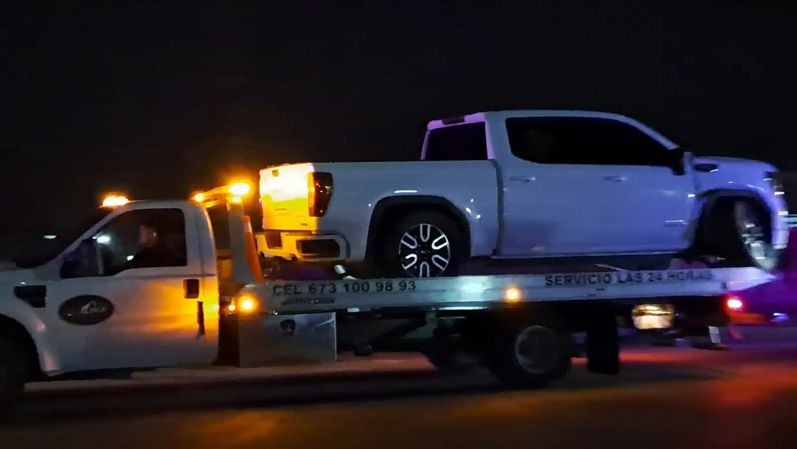 Camioneta asegurada siendo trasladada en una grúa.