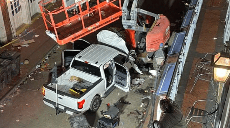 Camioneta que usó el presunto responsable del atropello masivo en el centro de Nueva Orleans