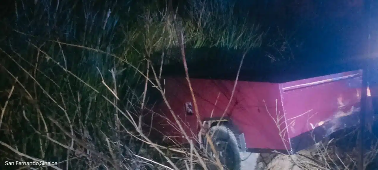 Camioneta cae a un dren tras choque en la carretera a Las Glorias