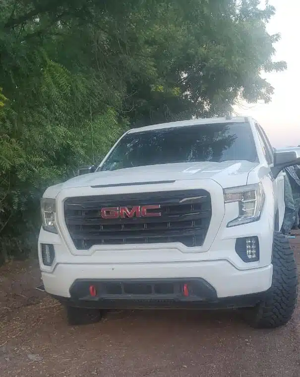 Camioneta de la línea GMC, modelo Sierra, color blanco, recuperada por la PEP.