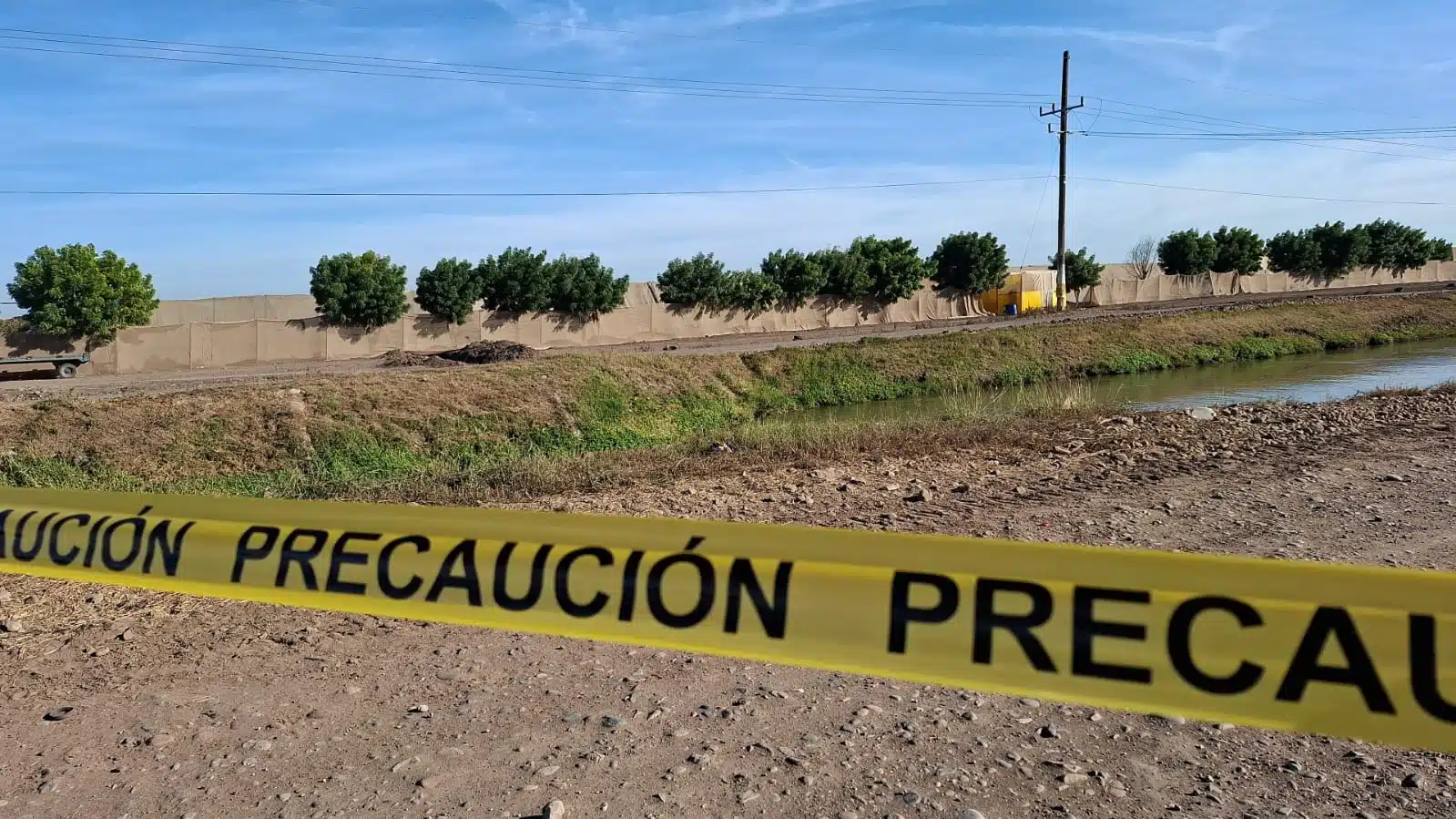 Elementos de la Policía Municipal delimitaron el área tras el reporte de hallazgo de un cuerpo flotando en el canal de Santa Martha