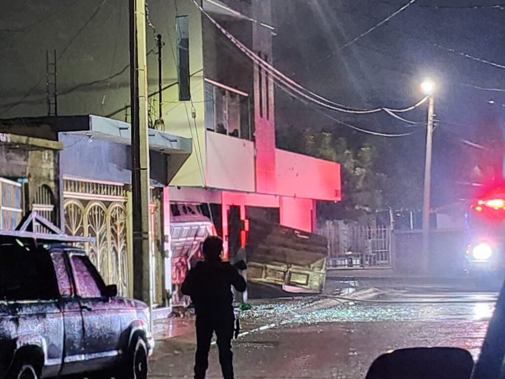 Autoridades y Bomberos afuera del domicilio de los padres de Markitos Toys. 