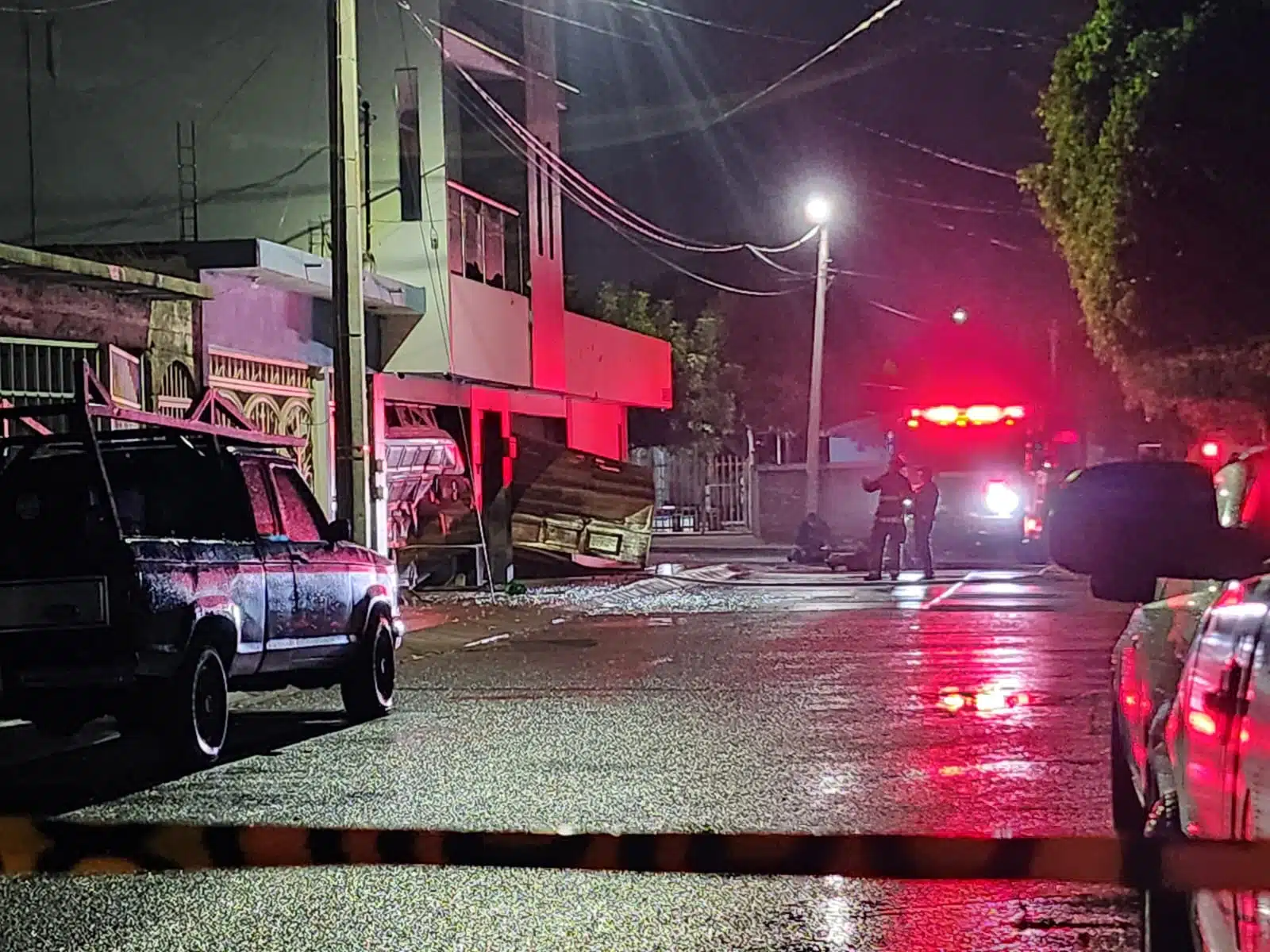 Autoridades y Bomberos afuera de la vivienda atacada a balazos en el sector Barrancos.