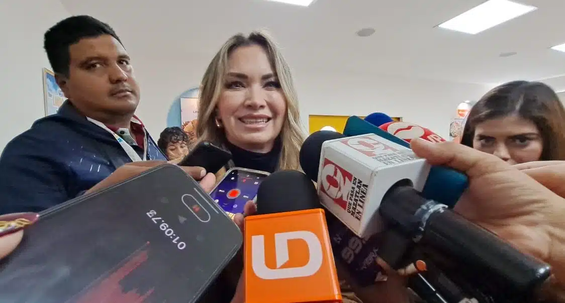 Celia Jáuregui Ibarra con la prensa de Sinaloa