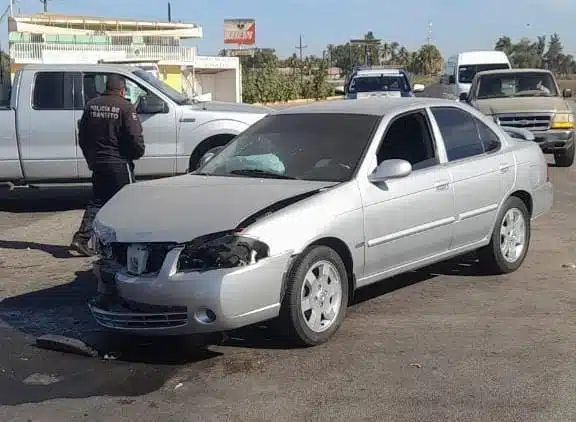 Policía Municipal de Guasave atienden el reporte de un accidente automovilístico