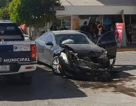 Automóvil dañado tras un choque en Guasave