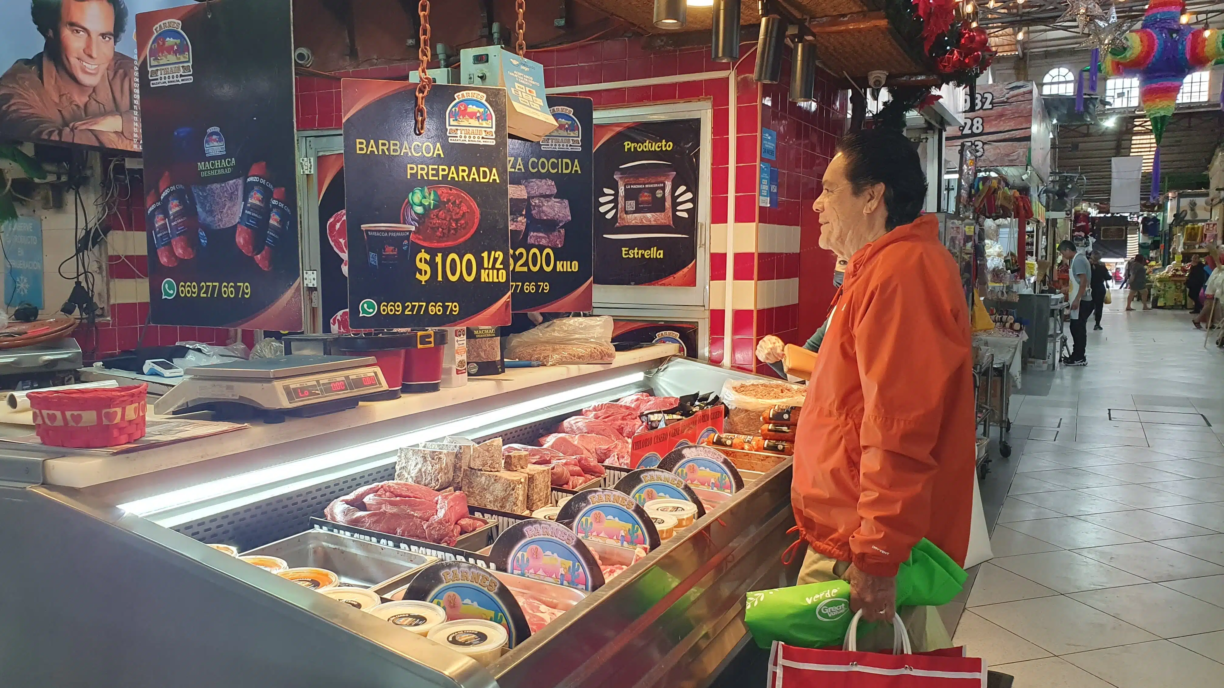 Cliente de una carnicería en un mercado de Mazatlán