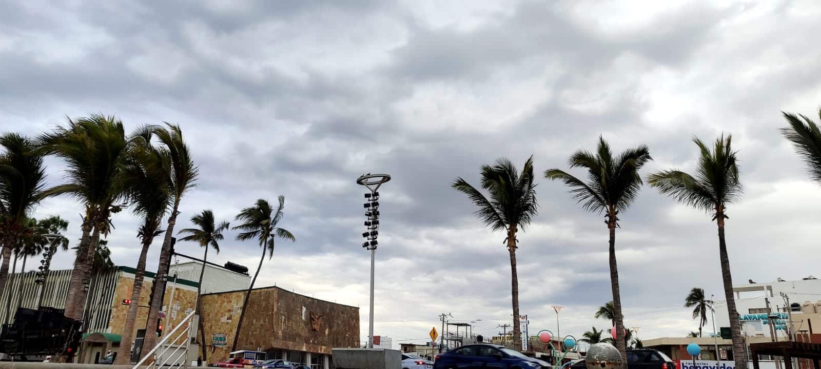 Cielo nublado y rachas de viento en Mazatlán