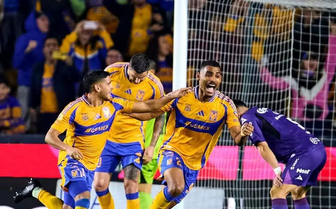 Tigres celebra su victoria al ganar ante Mazatlán FC