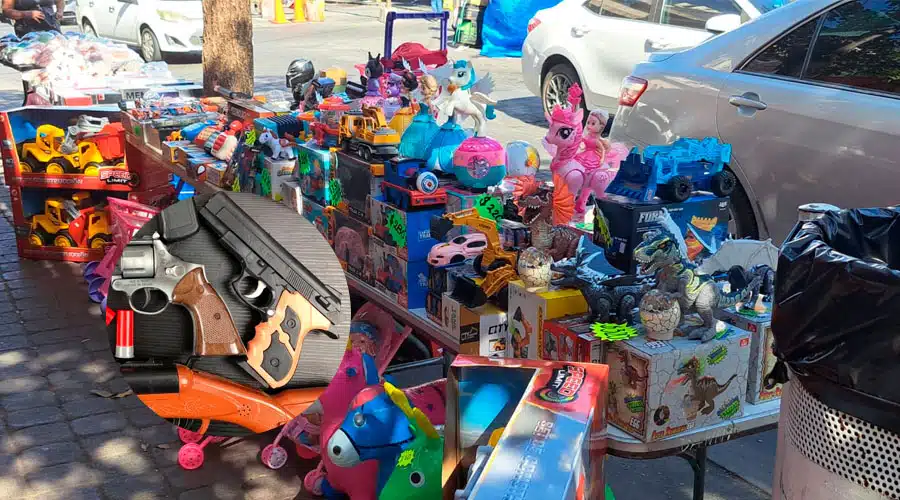 Puesto de venta de juguetes y armas de juguete