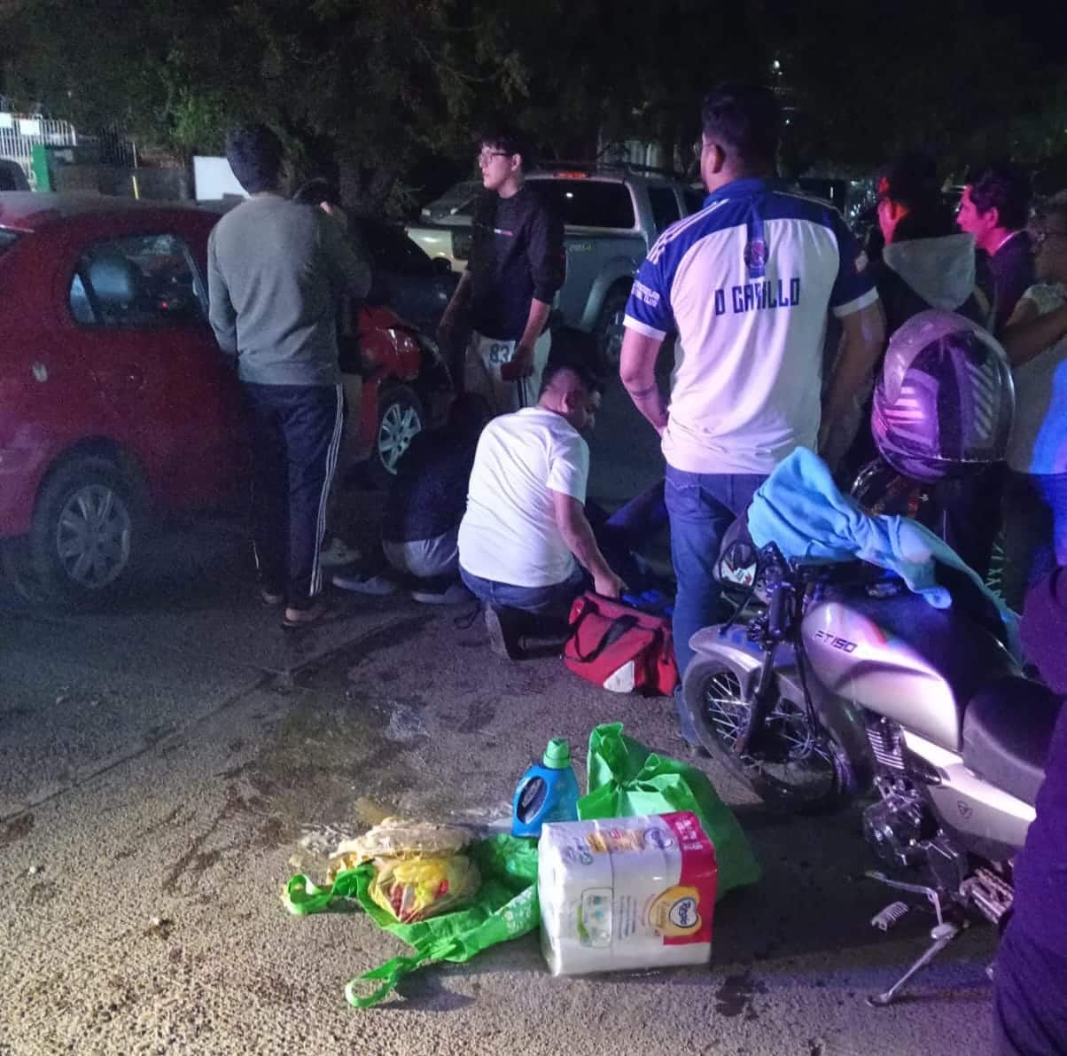 Conductor se cruza la avenida Santa Rosa y embiste a pareja de motociclistas, en Mazatlán