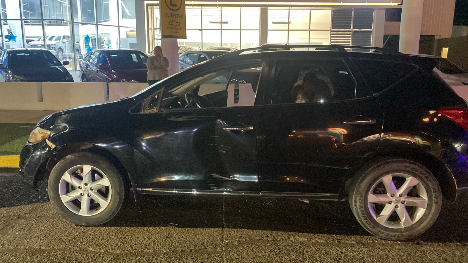 Una camioneta Nissan Rogue color negro embistió a tres menores de edad al intentar una calle de Los Mochis